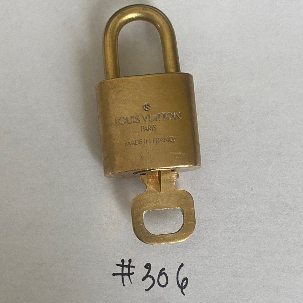 Louis Vuitton Gold lock and key - Picture 7 of 10